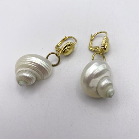 Boucles d'oreille avec escargot de mer nacré