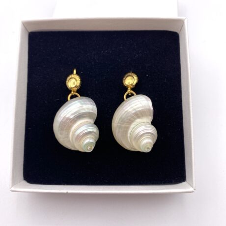 Boucles d'oreille avec escargot de mer nacré