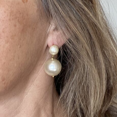 Boucles d'oreilles dormeuses et grosses perles nacrées