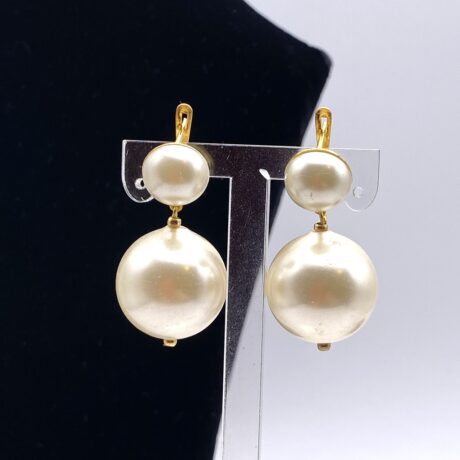 Boucles d'oreilles dormeuses et grosses perles nacrées