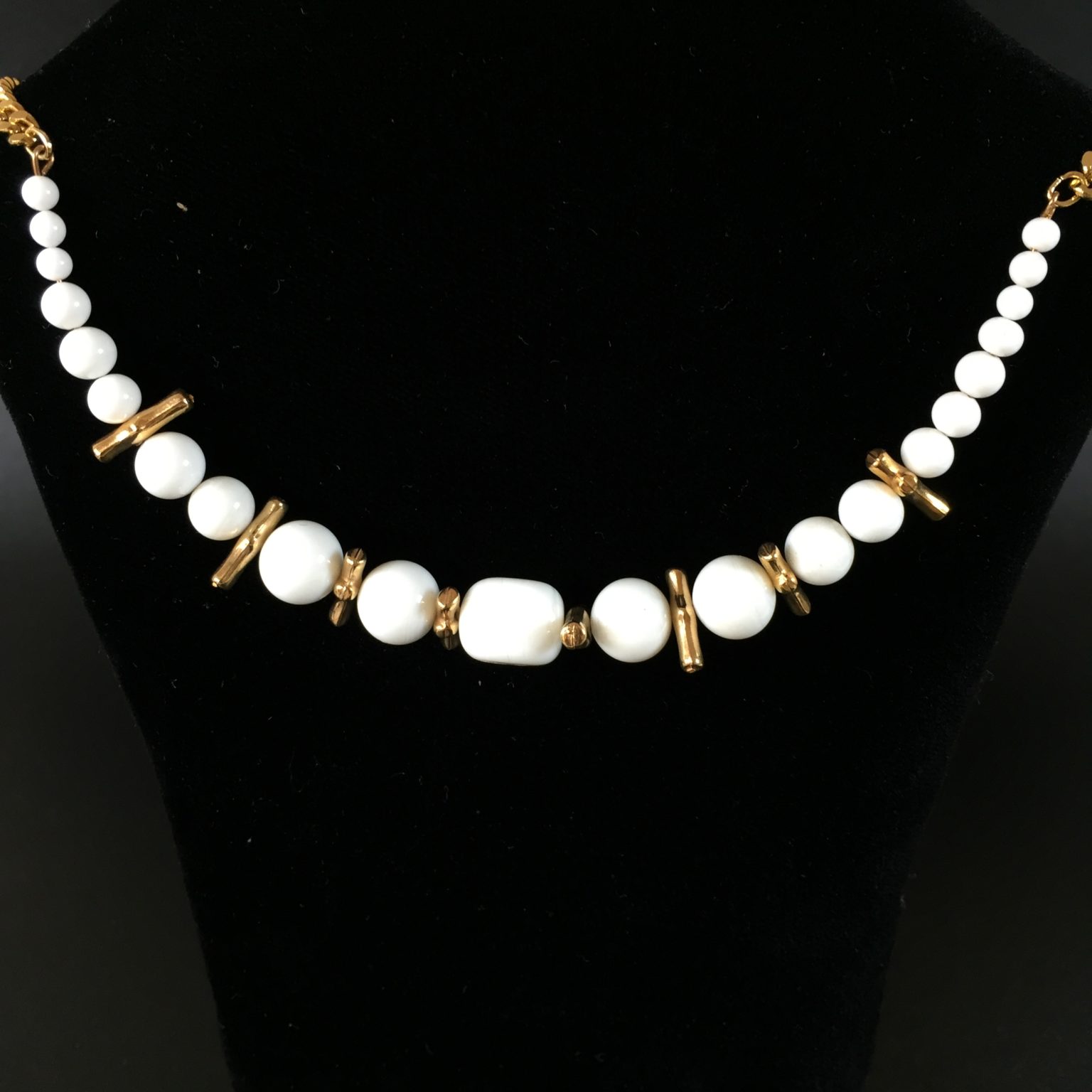 Collier Ethnique Perles Pâte De Verre Rouges Corail Et Métal Argenté - Occasion TBE