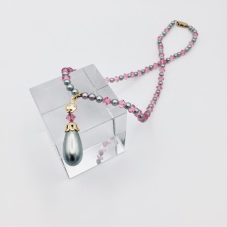 collier rose et gris