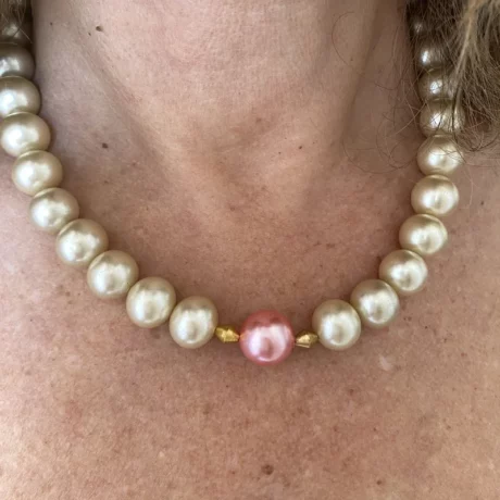 Collier ras de cou nacré et rose