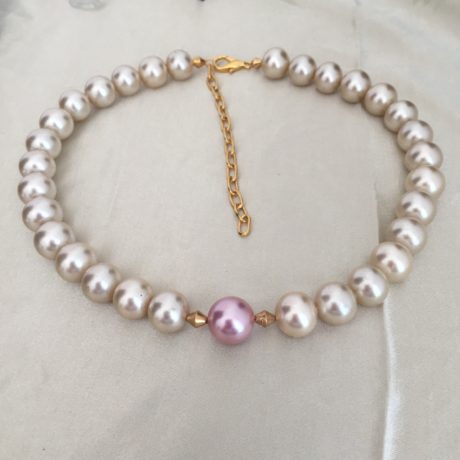 collier ras de cou perle rose