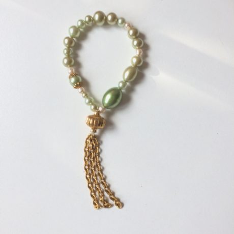 bracelet vert et pompon