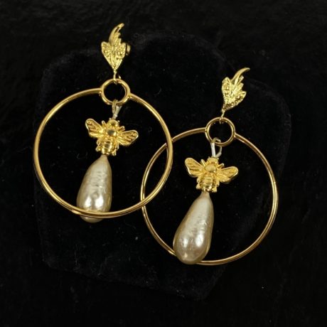 Boucles d'oreille pendant créole perle et abeille 