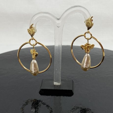 Boucles d'oreille pendant créole perle et abeille 