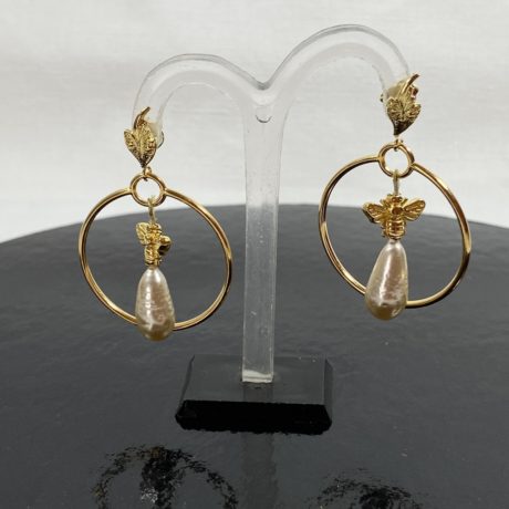 Boucles d'oreille pendant créole perle et abeille 