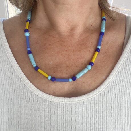 Collier jaune et bleu