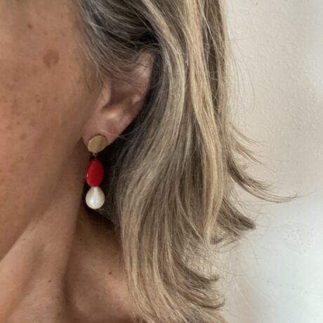 Boucles d'oreilles goutte perle et rouge portée