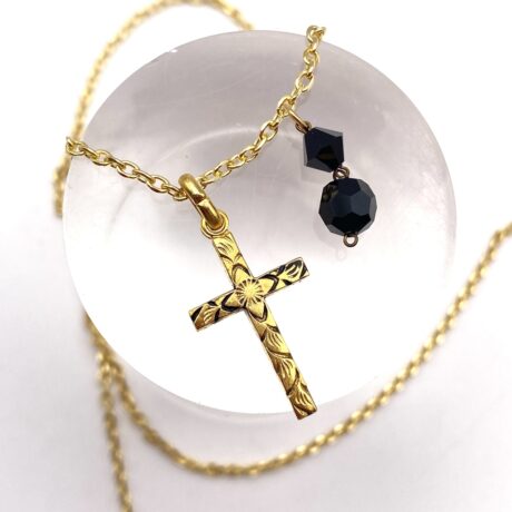 Pendentif croix et perle noire