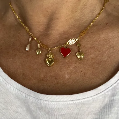 Collier avec charmes coeurs pendant