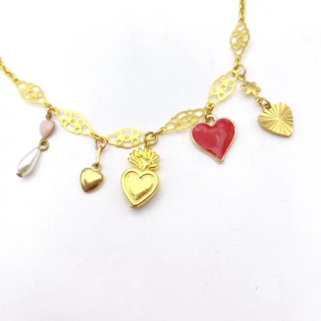 Collier avec charmes coeurs pendant