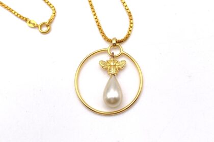 Long collier pendentif abeille dorée et perle goutte