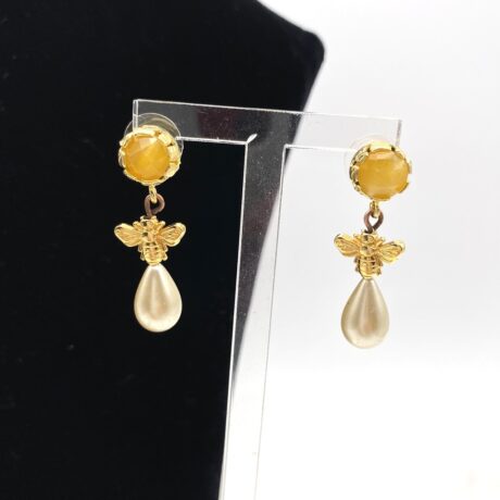 Boucles d'oreilles avec pendant abeille et goutte nacrée vintage.
