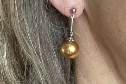 Boucles d'oreilles avec pendant boule dorée, mix couleur argent et or.