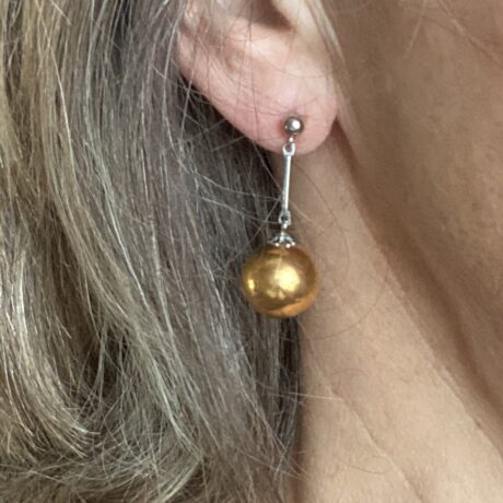 Boucles d'oreilles avec pendant boule dorée