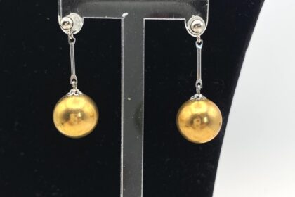Boucles d'oreilles avec pendant boule dorée