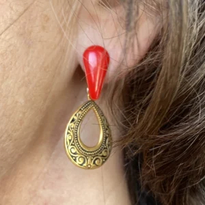Boucle rouge goutte pendantes gravé