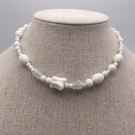 Petit collier blanc