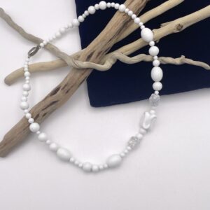 Petit collier blanc