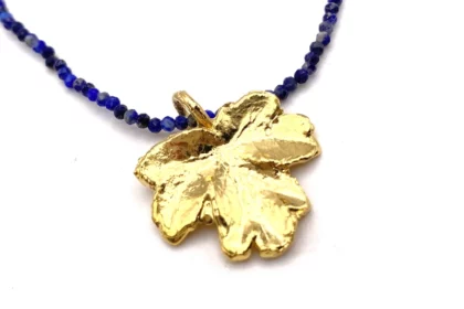 Collier lapis lazuli et feuille d'érable dorée pendentif