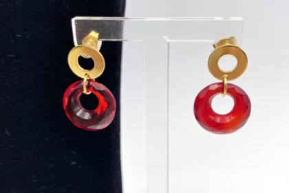 Boucles d'oreilles avec pendant créole rouge en verre vintage