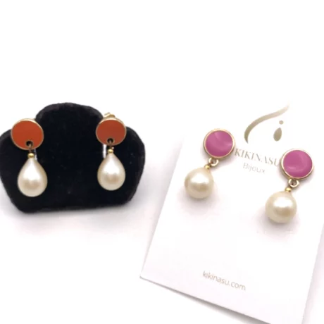 Boucles d’oreilles coloré avec perle goutte pendante_05