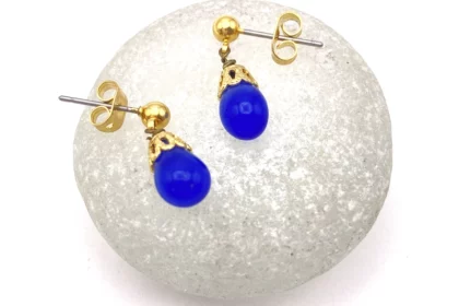Petites boucles d'oreilles avec goutte de verre bleu