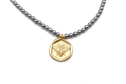 Collier perles grises et médaille abeille