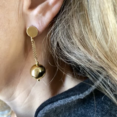 Boucles d’oreilles boule dorée pendante_03