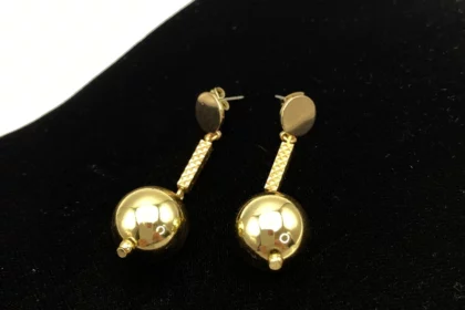 Boucles d'oreilles avec pendant boule dorée