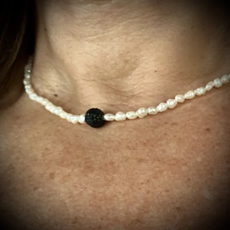 Collier perle nacré et noire centrale_02