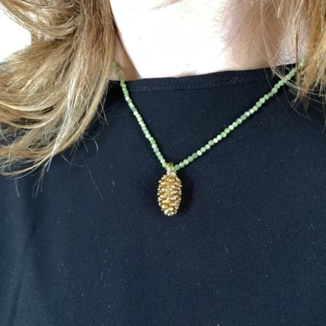 Collier jade et pigne de pin_02
