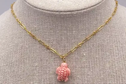 collier tortue rose