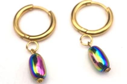 Petites créoles avec pendant perle de verre irisée