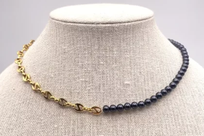 Collier mix chaines et perles noires nacrées